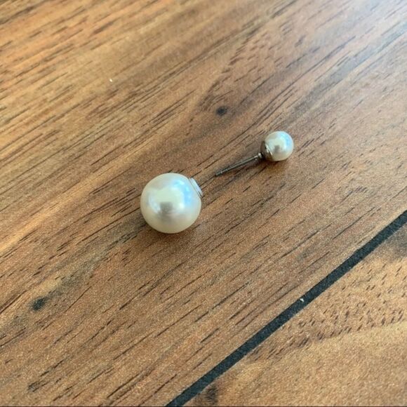 Express Pearl Stud Earrings - Picture 2 of 2